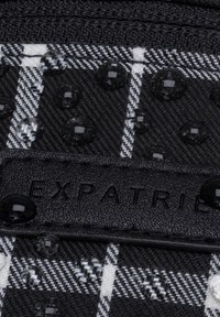 Expatrié Övtáska - white/black