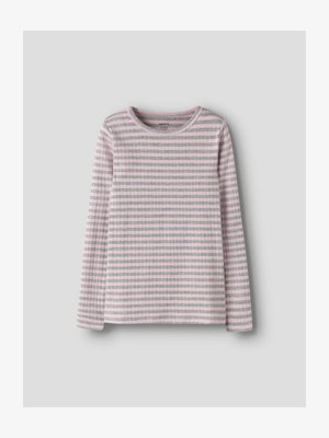 Maglia a maniche lunghe in maglia costina con righe orizzontali rosa e grigie, scollo tondo, stesa su uno sfondo grigio chiaro.