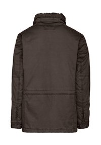 Braune, isolierte Jacke mit einem Kragen aus Kunstfell, Knopfdetails an den Ärmeln und zwei großen Vordertaschen; glatte Textur und gerader Schnitt.