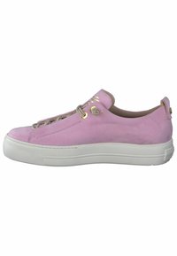 Sneaker in suede rosa con suola in gomma bianca, dotata di dettagli in hardware dorato e un design di lacci unico. Texture liscia e forma moderna.