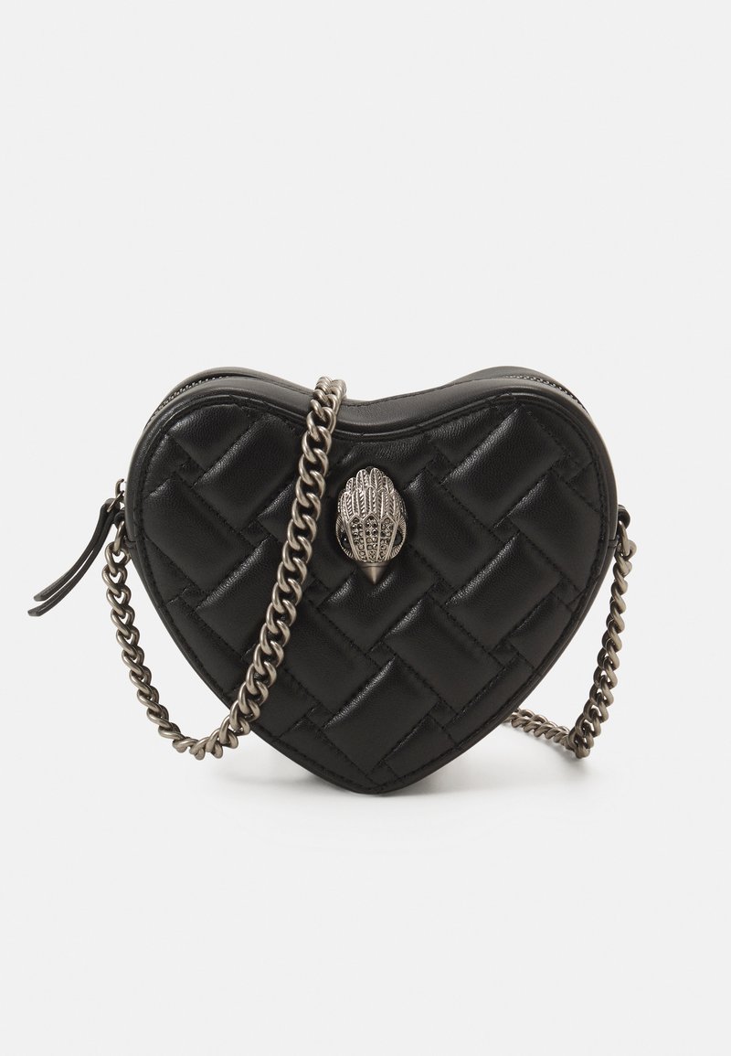 Borsa a forma di cuore nera in pelle trapuntata, con una tracolla in catena metallica e una chiusura decorativa con un design argentato testurizzato.