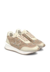 Sneaker beige e crema realizzate in pelle scamosciata e pelle, decorate con gemme e borchie, dotate di una suola testurizzata e di un collare imbottito.