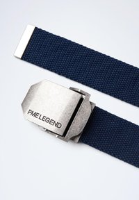 Ceinture en coton bleu marine avec une boucle en métal argenté gravée "PME LEGEND". Présente un tissage texturé et des accents métalliques plats aux extrémités.