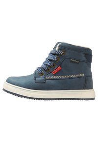 Botín alto impermeable azul con textura de cuero sintético, entresuela blanca, cordones a rayas azules y blancas, ojales dorados y detalle de etiqueta roja.