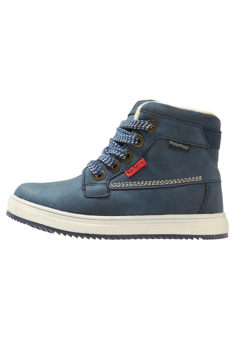 Botín alto impermeable azul con textura de cuero sintético, entresuela blanca, cordones a rayas azules y blancas, ojales dorados y detalle de etiqueta roja.