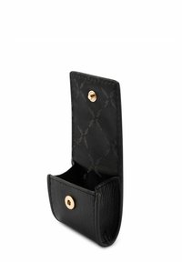 Czarny portfel ze skóry o fakturowanym wykończeniu; wyposażony w złote zatrzaski i wnętrze z subtelnym, ciemniejszym wzorem.