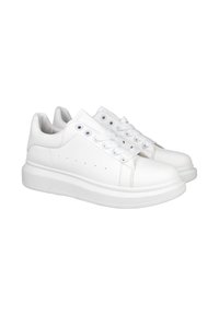 Par de zapatillas bajas blancas con suelas gruesas, cordones en la parte frontal y pequeños agujeros de ventilación en los lados, aisladas sobre fondo blanco.