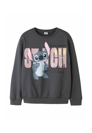 Sweat-shirt gris foncé avec le personnage de dessin animé Stitch debout, les bras sur les hanches, avec le texte "STITCH 626 Experiment of Always Mischief."