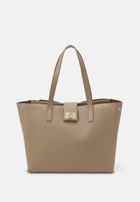 Sac cabas en cuir texturé taupe avec double anses et fermeture avant en métal doré à verrouillage rotatif, vu sur fond blanc uni.