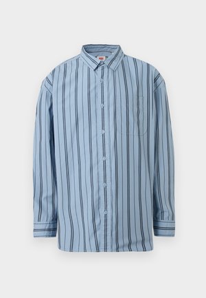 Gaiši zila, garām piedurknēm, pogu aizdare krekls ar melnām vertikālām svītrām un krūšu kabatu, attēlots uz neitrāla fona.