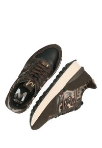 Hnědé a černé běžecké boty s leopardím vzorem, vyrobené z kůže a textilu, s texturovanými šněrovadly, gumovou podrážkou a logem.