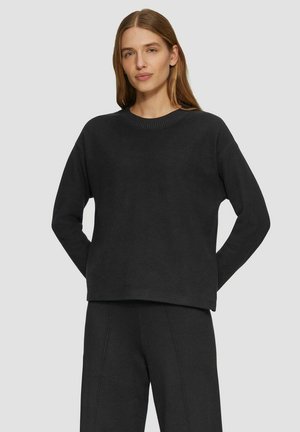 Schwarzer Rundhals-Pullover mit langen Ärmeln, aus weichem, strukturiertem Stoff. Hat einen lockeren Schnitt und einen gerippten Kragen. Einfaches Design.