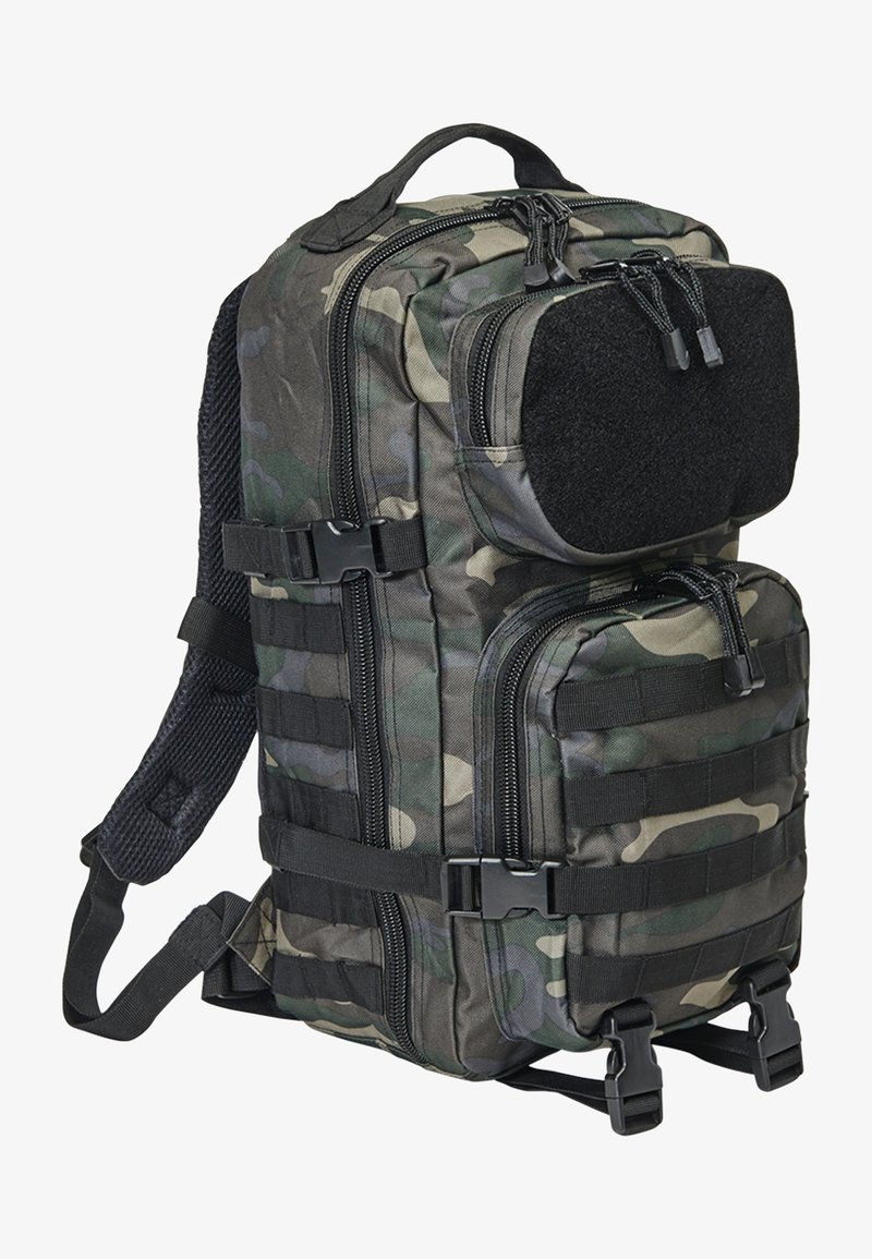 Kamouflagemönstrad ryggsäck med flera zipparade fack, justerbara remmar, förstärkt sömnad och en strukturerad yta. Utrustad med MOLLE-webbing.