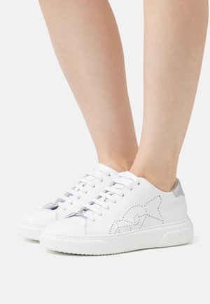 Le sneakers bianche in pelle presentano una punta arrotondata, suola piatta e un accento grigio sul tallone con dettagli perforati che richiamano un design sul lato.