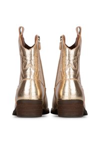 Botas de tobillo metálicas doradas con un acabado texturizado, que cuentan con paneles laterales elásticos y un tacón cuadrado marrón. Costuras detalladas en los laterales.