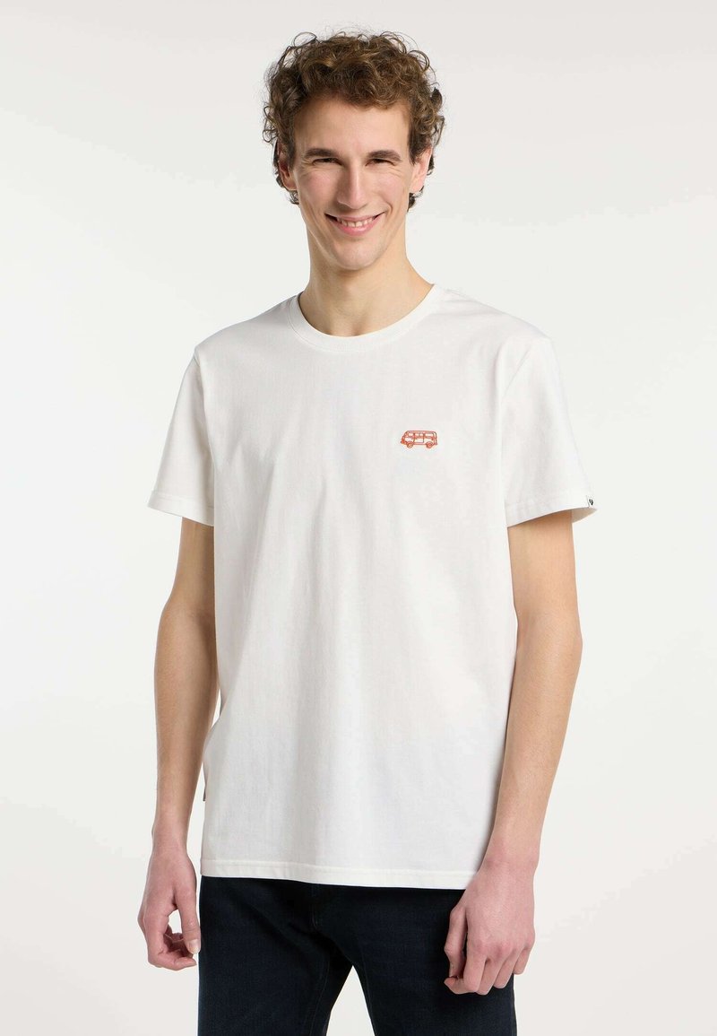 Camiseta de algodón blanca con un pequeño gráfico de una furgoneta vintage roja en el pecho. Mangas cortas y un diseño clásico de cuello redondo.