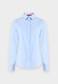 Ανοιχτό μπλε πουκάμισο μακρυμάνικο με λεπτές κάθετες ρίγες και μυτερό γιακά, παρουσιασμένο μπροστά σε απλό φόντο.