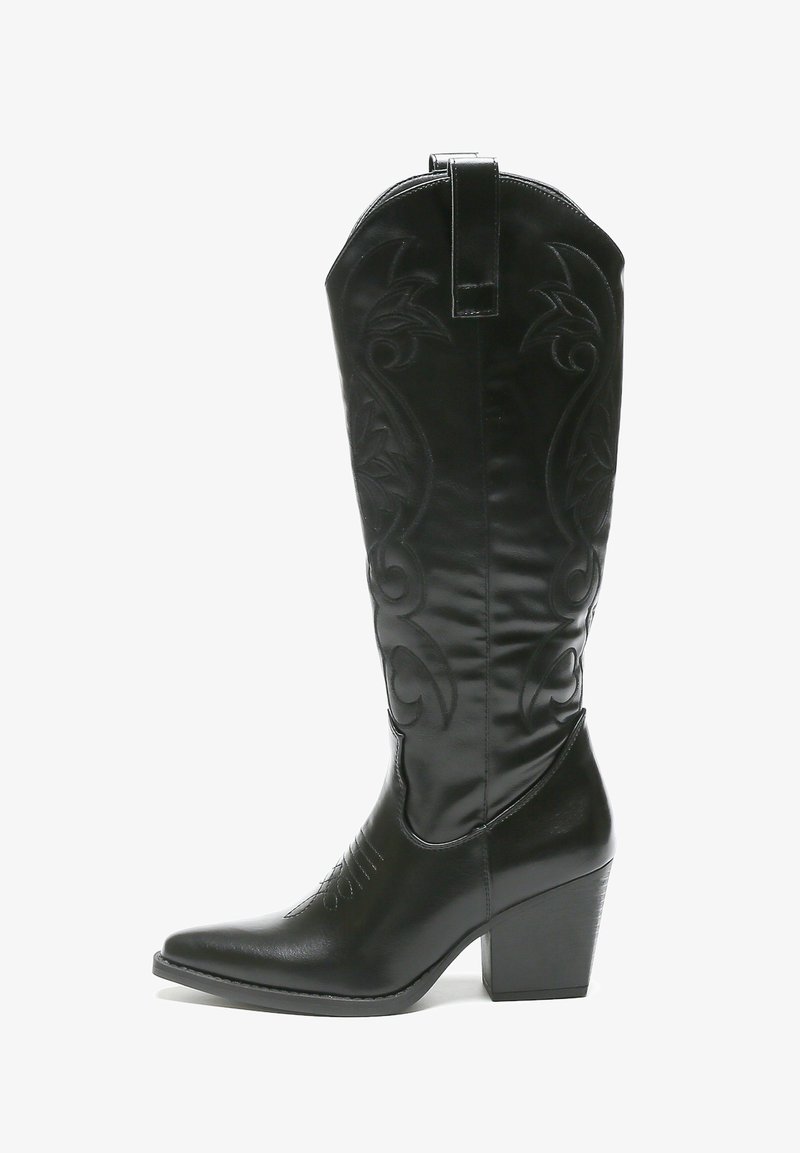 Bota de cowboy de cuero negro con punta puntiaguda, costuras decorativas y un tacón block de altura media. Presenta patrones florales bordados en el caña.