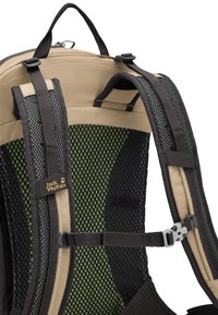 Sac à dos Jack Wolfskin beige et noir présentant des bretelles rembourrées, un panneau dorsal en mesh ventilé et une sangle de poitrine ajustable avec boucle en plastique.
