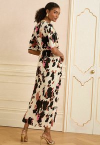 Love & Roses REGULAR FIT - SEQUIN SLEEVE   - Denní šaty - neutral