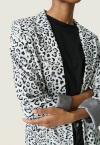 Soaked in Luxury Korte frakker - grey leopard patteren
