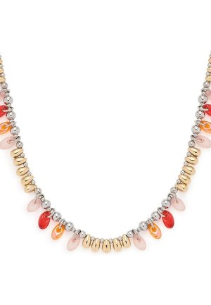 Collier avec des perles alternées en or et en argent et des pendentifs translucides en forme de goutte, suspendus, en rouge, orange et rose.