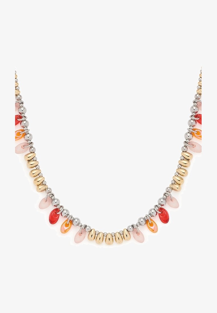 Collier avec des perles alternées en or et en argent et des pendentifs translucides en forme de goutte, suspendus, en rouge, orange et rose.
