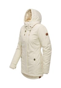 Beige geïsoleerde jas met capuchon, trekkoord, ritsluiting, twee zijzakken en een logopatch op de linkermouw. Textuurstof.