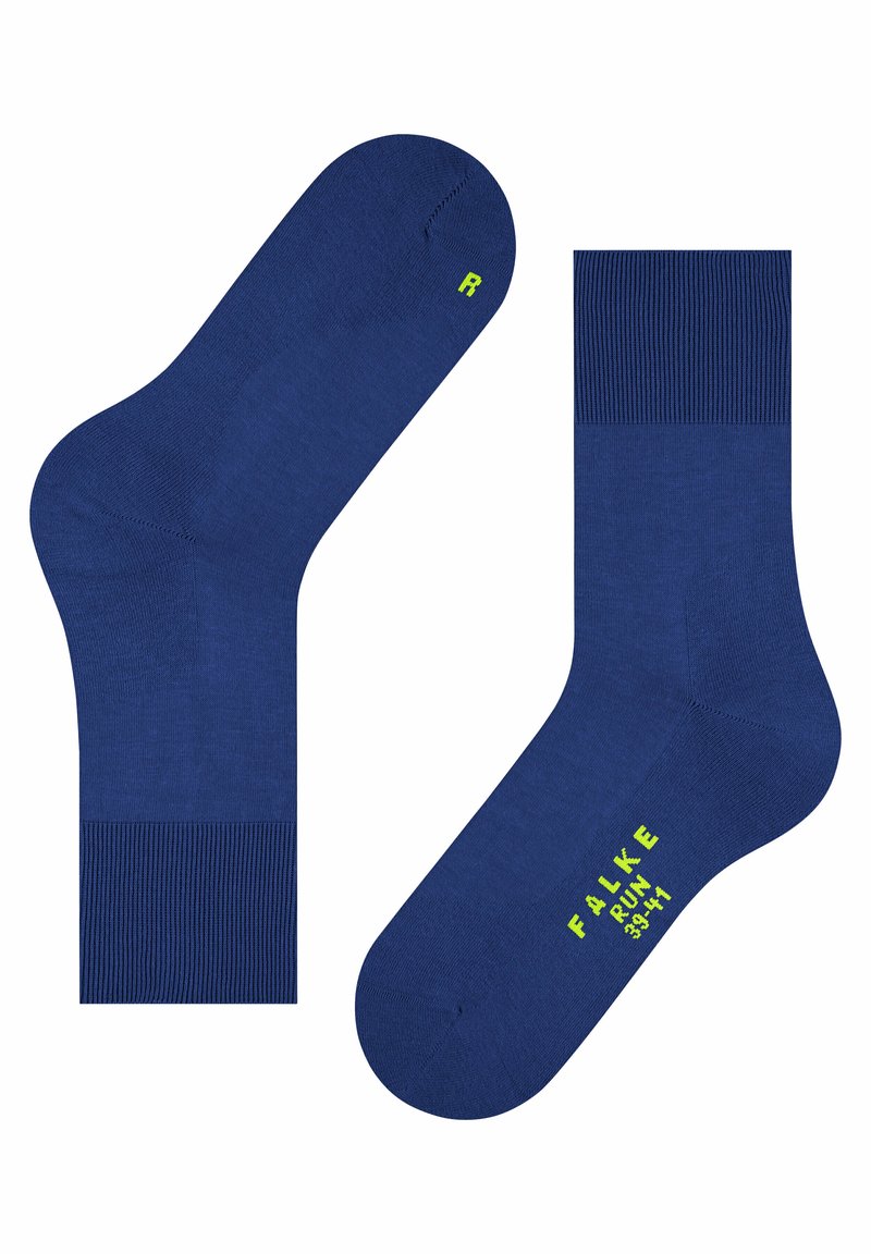 Granatowe skarpetki bawełniane z prążkowanym mankietem w okolicy kostki. Charakteryzują się gładką teksturą oraz jaskrawozielonymi nadrukowanymi literami oznaczającymi rozmiar i markę.