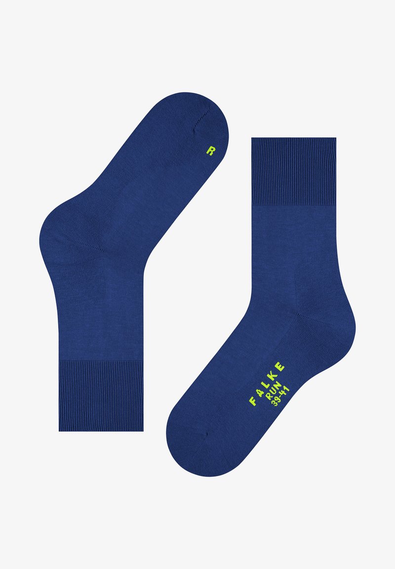 Granatowe skarpetki bawełniane z prążkowanym mankietem w okolicy kostki. Charakteryzują się gładką teksturą oraz jaskrawozielonymi nadrukowanymi literami oznaczającymi rozmiar i markę.