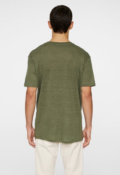 T-shirt vert olive à manches courtes avec col rond, fabriqué dans un tissu doux et léger, présentant un ourlet droit à l'arrière et une coupe décontractée.