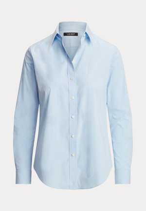 Vaaleansininen puuvillainen nappipaita, jossa on kaulus, pitkät hihat ja kaartuva helma. Paidassa on valkoiset napit ja hienovaraiset tekstuurikuviot.