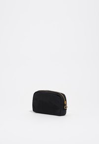 Neceser de tela negra con cremallera dorada, forma rectangular, textura suave y sin patrones ni acentos visibles.
