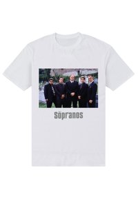 Bílý bavlněný tričko s potiskem pěti mužů v tmavých oblecích na scéně hřbitova, s nápisem "The Sopranos" níže.