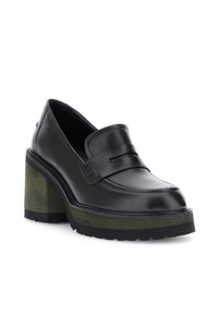 Mocassino in pelle nera con robusto tacco verde e dettaglio a bande cucito sul davanti, inclinato per mostrare il lato e la parte superiore.