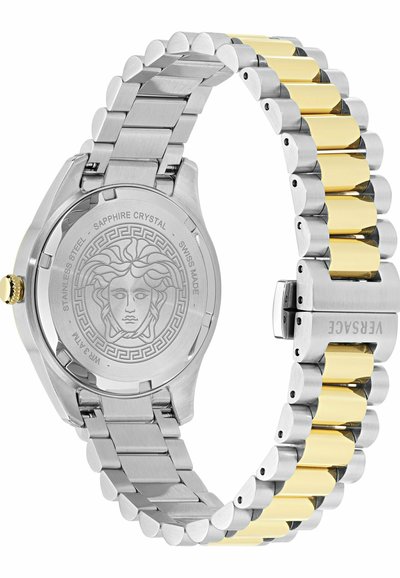 Montre bracelet en métal bicolore avec maillons argentés et dorés, fond fermé gravé de la tête de Méduse et logo Versace sur la boucle.