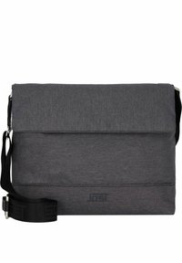 Graue Umhängetasche mit strukturiertem Stofffinish, Klappenverschluss, verstellbarem Tragegurt und Logodetail im unteren vorderen Bereich.