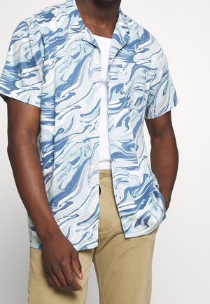 Chemise à manches courtes à boutons avec un motif marbré bleu et blanc, fabriquée en tissu léger, dotée d'une poche poitrine et d'une coupe décontractée.