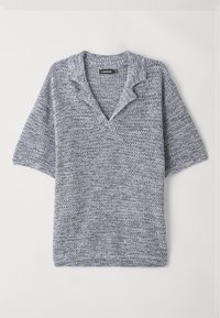 Jasnoszary, dzianinowy sweter z krótkim rękawem, z otwartym kołnierzem i teksturowanym wzorem, leżący na białej powierzchni.