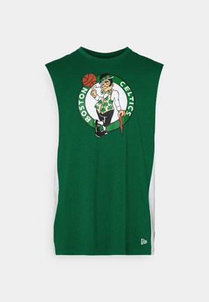 Jersey verde fără mâneci al echipei Boston Celtics, având logo-ul echipei cu un leprechaun și un grafic cu o minge de baschet, fabricat dintr-un material moale.