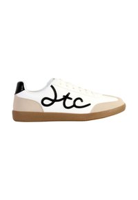 Sneaker bianca in pelle con dettagli neri, caratterizzata da un grande logo in scrittura nera sul lato, sezioni di un leggero beige e una suola in gomma marrone.