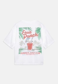 Bílý bavlněný tričko s grafickým potiskem nápoje a palmových listů v zelených a červených tónech, označené "Fruit Punch" a "Summer Juice Club."