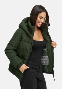 Dunkelgrüne Pufferjacke mit Kapuze, ausgestattet mit einem Reißverschluss, elastischen Bündchen und Pflegehinweisen im Innenbereich. Glattes, isoliertes Material.