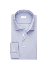 Chemise à manches longues violet clair avec un tissu texturé, devant boutonné et poignet simple. Le col intérieur présente un motif contrastant.