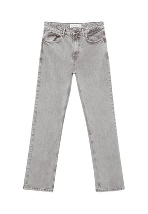 Graue Denim-Jeans mit geradem Bein-Design, das eine verblasste Textur aufweist, fünf Taschen und metallische Hardware-Akzente hat.