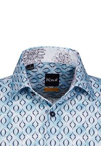 Camicia azzurra chiara con motivo, dal taglio moderno, con un colletto interno floreale bianco. L'esterno presenta design astratti in blu navy.
