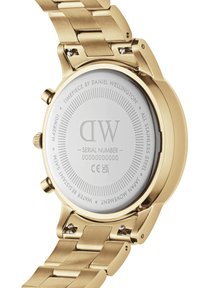 Orologio in acciaio inossidabile dorato con finitura lucida, cassa rotonda e bracciale a maglie regolabile. Retro inciso con marchio e specifiche.