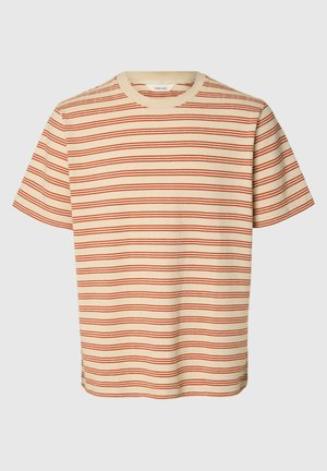 Beige kortermet t-skjorte med tynne horisontale røde striper og rund hals på ensfarget lys bakgrunn.