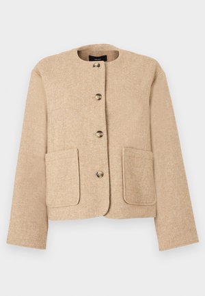 Μπεζ υφασμάτινο μπουφάν με στρογγυλή λαιμόκοψη, κλείσιμο με κουμπιά μπροστά και δύο μεγάλες μπροστινές τσέπες. Λείο ύφασμα με ελαφρώς υφαντή όψη.