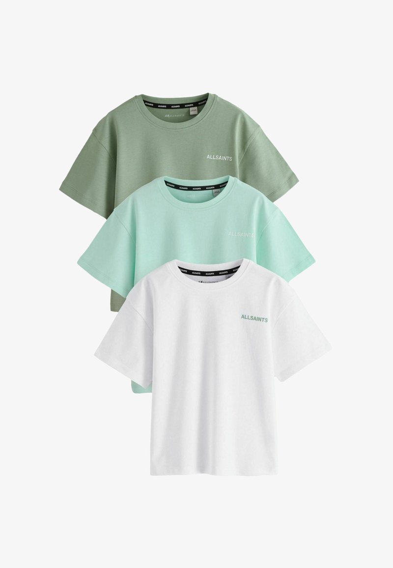 Tri krátke tričká s krátkym rukávom naskladané na sebe: olivovo zelené, mätovo zelené a biele. Každé z nich nesie nenápadné logo "ALLSAINTS" v zodpovedajúcich farbách.